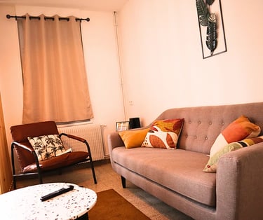 Coin salon cosy pour se détendre après le travail, hébergement professionnel