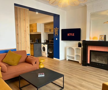 Salon avec TV et cuisine ouverte, hébergement professionnel à Dunkerque