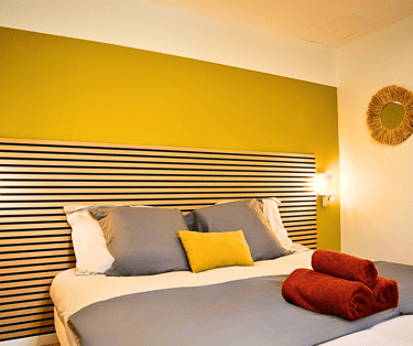 Chambre double avec literie confortable et déco colorée pour séjour professionnel.