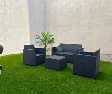 Espace extérieur avec salon de jardin pour hébergement professionnel