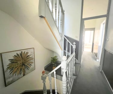 Entrée avec escalier et couloir, logement professionnel pratique
