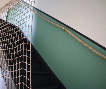 Cage d’escalier design avec garde-corps moderne, logement professionnel