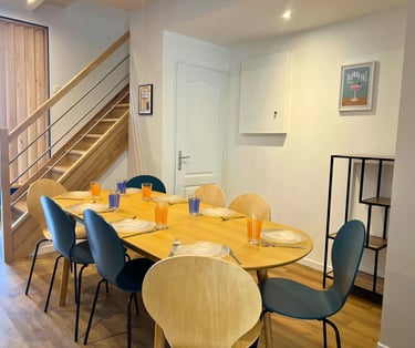 Table à manger 6 pers, logement professionnel pour équipes à Dunkerque