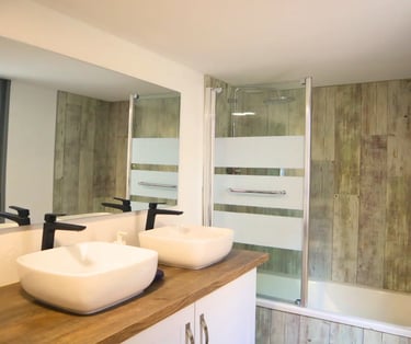 Salle de bain moderne avec double vasque, logement professionnel