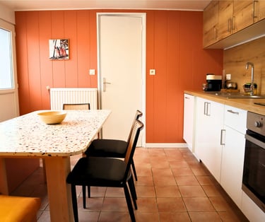 Cuisine équipée avec coin repas, location meublée pour professionnels