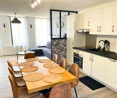 Cuisine équipée avec grande table, logement professionnel pour équipes