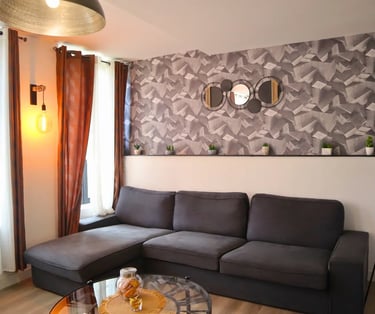 Salon confortable avec canapé d’angle, hébergement professionnel