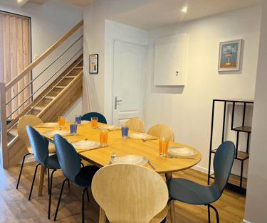 Salle à manger spacieuse pour équipes en déplacement avec grande table conviviale.