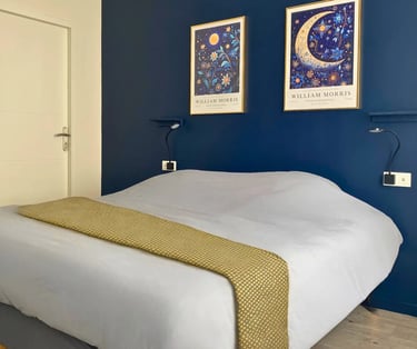 Quiet double bedroom in furnished apartment for business travelers