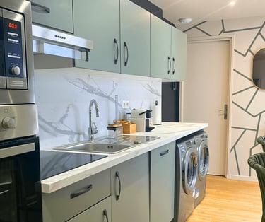 Cuisine moderne équipée dans logement professionnel pour séjours de longue durée