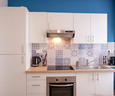 Cuisine équipée moderne, logement professionnel pour séjours de moyenne durée