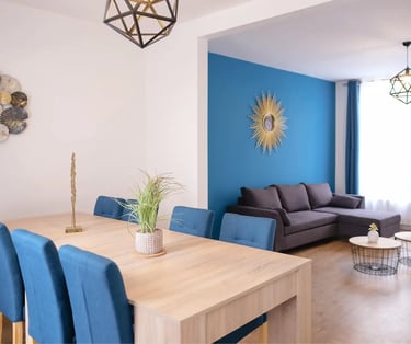 Salle à manger ouverte avec salon, logement professionnel pour équipes