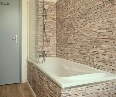 Salle de bain avec baignoire, logement professionnel fonctionnel