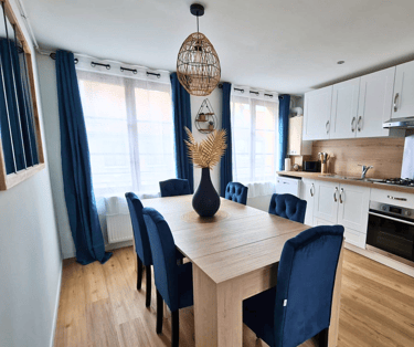 Cuisine équipée avec grande table conviviale pour repas d’équipes en déplacement.