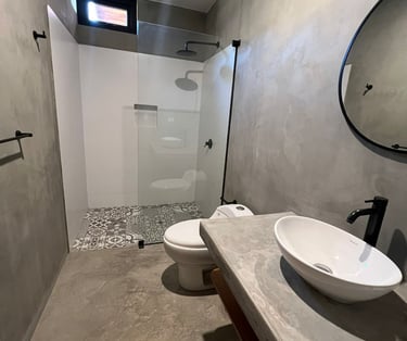 Baño completo de habitación familiar en La Morada, casa de playa de lujo frente al mar en Punta Sal