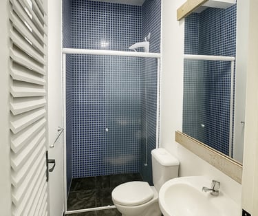 piscina com cascata e jacuzzi