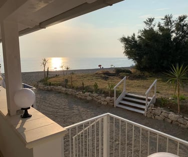 Doccia libera sulla spiaggia vicino agli appartamenti Home Beach