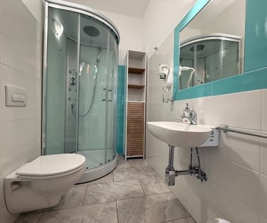 Bagno privato moderno in appartamento sul mare in Calabria