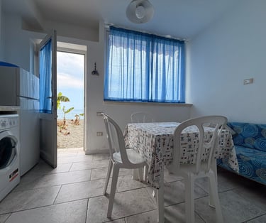 Spiaggia libera davanti alla struttura Home Beach a Longobardi Marina