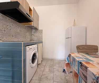 Cucina attrezzata in appartamento vacanze con frigorifero e lavatrice