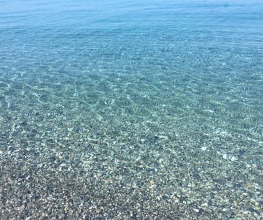Spiaggia libera davanti alla struttura Home Beach a Longobardi Marina
