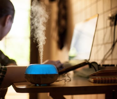 mesa de escritório com difusor de óleos essenciais