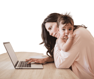 Mae com filho no ombro e pesquisando na internet