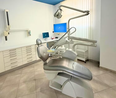 Consultorio dental moderno de la Clínica Bocarriba en El Médano, con un sillón dental gris