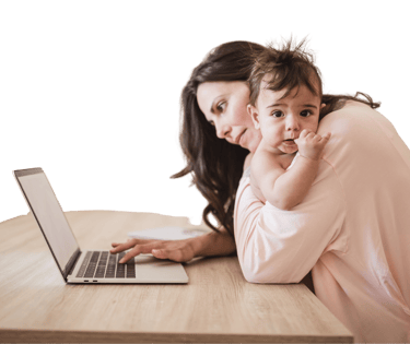 Mae com filho no ombro e pesquisando na internet