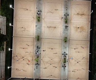 Quadras de areia do Ace Beach Sports com redes e iluminação em Iguatemi Maringá