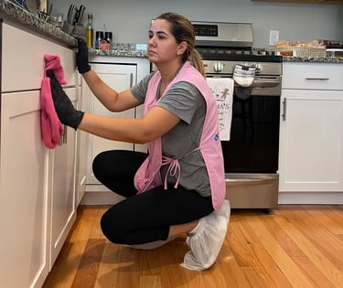 Simone, profissional da Simone Cleaning Services Inc., realizando limpeza profunda em um quarto na c