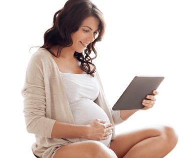 Gestante sentada segurando um tablet