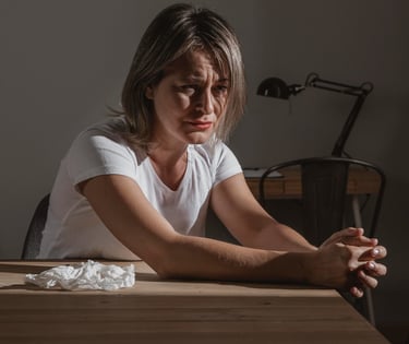 femme en larmes, stressée en plein burn-out