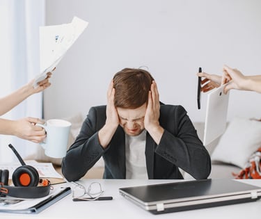 homme stressé au travail, trop sollicité