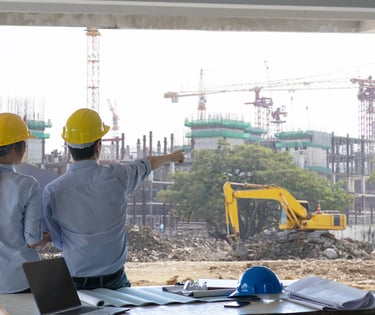 duas pessoas olhando a evolução de sua construção