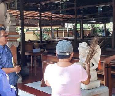 Romo Nyoman meninjau pelaksanaan kerja bakti