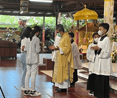 Membawa Persembahan di Paroki Tuka Hari Anak Misioner 2023