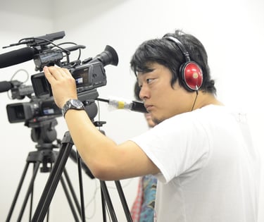 業務用ビデオで撮影している姿