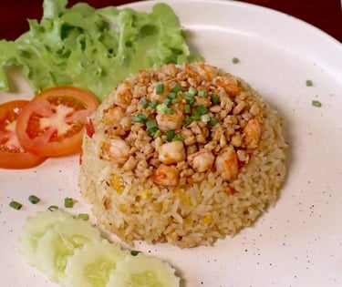 ข้าวผัดสมุนไพรเครื่องแน่น เมนูยอดฮิต ยงคังคาเฟ่ คาเฟ่วินเทจ