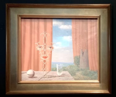 Photo of the painting Shéhérazade by Rene Magritte at the Magritte Museum in Brussels