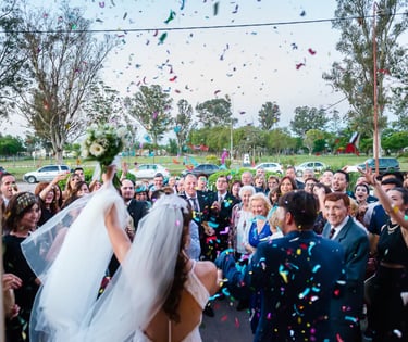 novios saliendo de la iglesia
