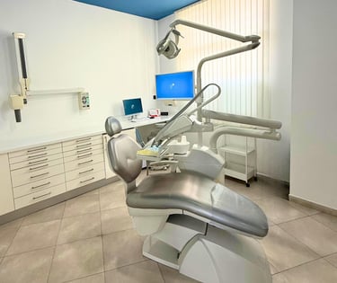 Consultorio dental moderno de la Clínica Bocarriba en El Médano, con un sillón dental gris