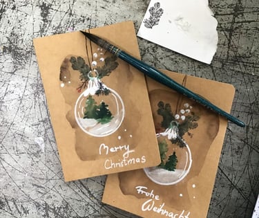 zwei Weihnachtskarten mit weißen Kugeln