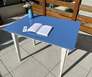 Bureau sur mesure design avec plateau bleu fabriqué en Haute-Savoie par Stellar Innov