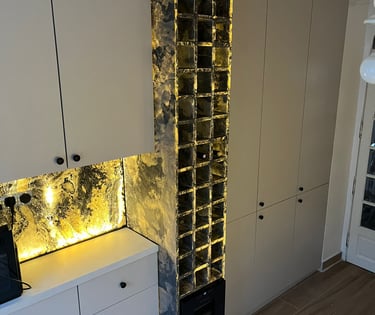 Meuble à vin sur mesure intégré dans un agencement intérieur en Haute-Savoie par Stellar Innov