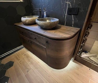 Meuble de salle de bain suspendu sur mesure fabriqué en bois par Stellar Innov en Haute-Savoie