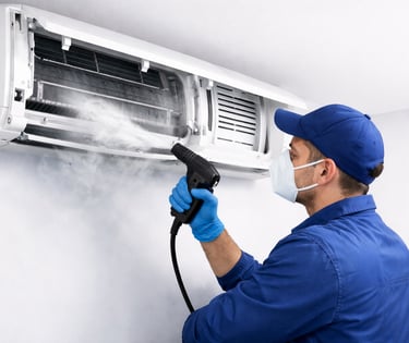 Nettoyage en profondeur d'une climatisation par technicien qualifié avec pulvérisation professionnel