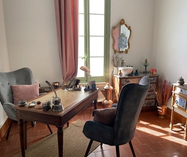 Deux chaises un bureau