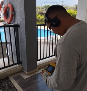 Plomero detectando una fuga de agua con un geofono 