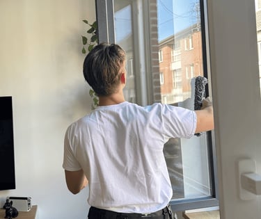 Valentin Herlin gérant de l'entreprise Val'Clean spécialiste du nettoyage de vitres pour particuliers et professionnels